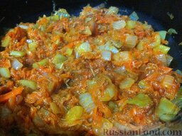 Рассольник с квашеной капустой и фасолью: Хорошо перемешать, тушить овощи примерно 2-3 минуты. Затем снять сковороду с плиты.
