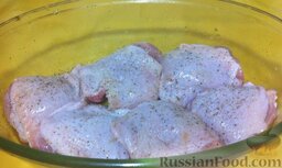 Курица, запеченная в яблочном соке: Куриные бедрышки выложить в жароустойчивую форму, посолить и поперчить с обеих сторон.
