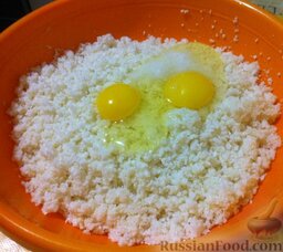 Оладьи из цветной капусты: Добавить в капусту яйца, муку, разрыхлитель и примерно 0,75 ч. л. соли.
