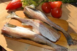 Рыба, запеченная в духовке с овощами, под соусом: Для запекания можно взять рыбу минтай, хек, треску или путассу. У меня - свежемороженый минтай. Размораживаю рыбу на воздухе.