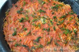 Рыба, запеченная в духовке с овощами, под соусом: Через 30 минут достаю сковороду с рыбой из духовки, посыпаю сверху мелко нарубленным свежим укропом.
