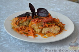 Рыба, запеченная в духовке с овощами, под соусом: Рыбу, запечённую с овощами под соусом, можно подавать к столу.  Приятного аппетита!