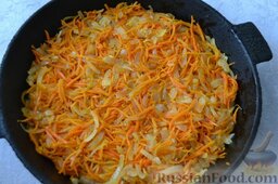 Рыба, запеченная в духовке с овощами, под соусом: Кусочки рыбы выкладываю в чугунную сковороду (можно использовать другую посуду, подходящую для запекания в духовке), смазанную подсолнечным маслом. Сверху рыбы выкладываю смесь из лука и морковки, разравниваю ложкой. Овощей должно быть много, чтобы они хорошо закрыли всю рыбу.