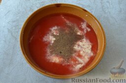 Рыба, запеченная в духовке с овощами, под соусом: В томатный сок добавляю сливки, соль, сахар, чёрный молотый перец, перемешиваю.