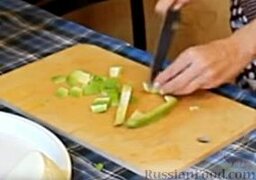 Салат из свежих овощей с брынзой и авокадо: Авокадо нарезаем кубиками, предварительно очистив его от грубой кожуры.