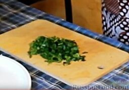 Салат из свежих овощей с брынзой и авокадо: Также мелко рубим петрушку и отправляем в салат.