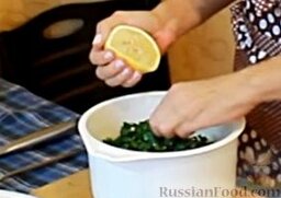 Салат из свежих овощей с брынзой и авокадо: Солим, приправляем лимонным соком.