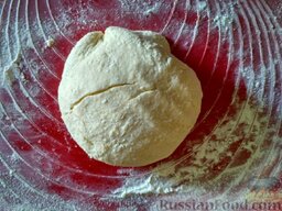 Творожное печенье "Гусиные лапки": Раскатываем тесто скалкой в пласт, толщиной примерно 0,5 см.