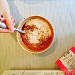 Пирожное "Вупи" с меренгой: Масло вытащить из холода, пусть постоит.  В чашке смешиваем муку, какао, соду и ванилин.