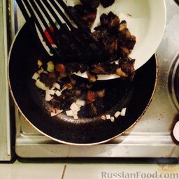 Свинина в чесночном соусе с грибами: Добавить грибы к луку и жарить до готовности.