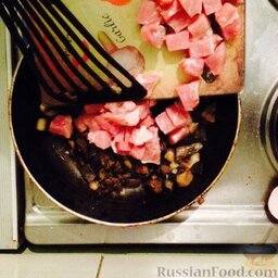 Свинина в чесночном соусе с грибами: Немного убавить огонь и добавить мясо.