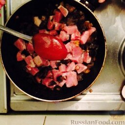Свинина в чесночном соусе с грибами: Следом, как мясо пустит сок, добавить томатную пасту. Перемешать и немного потушить. Добавить специи, соль.
