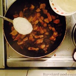 Свинина в чесночном соусе с грибами: Пока тушится, в майонез выдавить чеснок и можно добавить зелень.  Добавить соус в сковороду.
