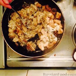 Свинина в чесночном соусе с грибами: Минутку потушить.  Приятного аппетита!