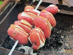 Картопля с салом на углях: Делаем раз - картошка-сало-картошка чередуем, нанизывая на шампур.