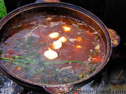Шурпа персидская: Через минут 5-8 заливаем все кипятком, добавляем нут, картошку и пучок зелени.