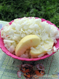 Шурпа персидская: Когда картошка будет готова, добавляем пару мелкопокецанных луковиц + яблоки дольками, без шкурки.