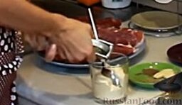 Мясо запеченное "Подарок мужу": Приготовим соус, которым промажем наше мясо. Сделать его очень просто: чеснок мелко рубим или измельчаем через пресс, смешиваем его с майонезом, добавляем специи по вкусу, подсаливаем и тщательно перемешиваем.