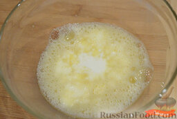 Капустный салат с омлетом: Взбить венчиком яйца, влить молоко и добавить соль. Еще раз все хорошо взбить.