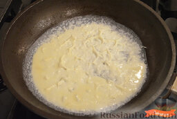 Капустный салат с омлетом: Смазать сковороду растительным маслом. Налить немного смеси и поджарить блинчики с обеих сторон. Выложить на тарелку, дать остыть.