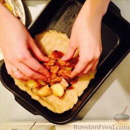 Картофель с мясом в съедобной тарелке: Выложить начинку в каждую тарелку.