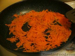 Грибной суп "Ассорти": Морковь натереть на терке, лук нарезать и отправить обжариваться на масле до готовности.   В конце варки обжарку отправить в суп.