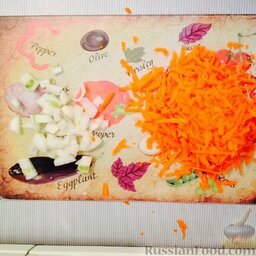 Пирожки с квашеной капустой: Для начинки нарезать лук, натереть морковь.