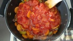 Паста итальянской свекрови: Выложить консервированные томаты, все хорошенько перемешать, тушить еще 10 минут.