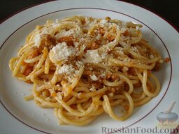 Паста итальянской свекрови: Я обычно раскладываю готовый соус по маленьким баночкам и храню в морозилке на случай нежданных гостей или когда просто лень готовить. Достаешь - размораживаешь - отвариваешь спагетти - трешь сверху пармезан - и готово.  Приятного аппетита! Buon appetito!