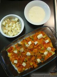 Лазанья с овощами: Затем листы пасты, снова слой соуса бешамель, затем овощи и моцареллу.