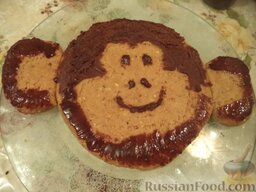 Торт без выпечки "Обезьянка": Шоколадной глазурью нарисовать мордочку обезьянки. Поставить торт в холодильник на 2-3 часа.