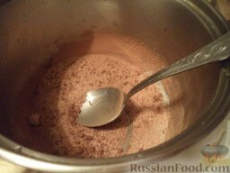Торт без выпечки "Обезьянка": Сварить шоколадную глазурь. Для этого смешать какао с сахарной пудрой.