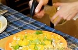 Салат с курицей, сыром и апельсином: Добавляем растительное масло по вкусу.