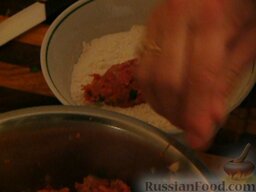 Картофель с фрикадельками в томатном соусе: Насыпаем в тарелку небольшое количество муки. Ложкой аккуратно выкладываем маленькие шарики в муку из фарша и формируем фрикадельки.