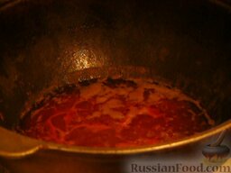 Картофель с фрикадельками в томатном соусе: Выливаем бульон в жаропрочную посуду, доводим до кипения. Добавляем 3 ст.л. томатной пасты, специи по вкусу и перемешиваем.