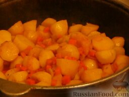 Картофель с фрикадельками в томатном соусе: Отправляем в бульон нарезанный картофель и обжаренные овощи и тушим под крышкой на медленном огне 15 минут.