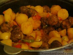 Картофель с фрикадельками в томатном соусе: После того, как картофель станет мягким, добавить болгарский перец и обжаренные фрикадельки, перемешать и тушить еще 5 минут.