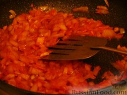 Курица в пряно-чесночной подливе: Добавить томатную пасту и 4 ст.л. холодной кипяченой воды. Тушить 5 минут. Готовую обжарку отправить к курице.