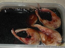 Скумбрия, маринованная в соевом соусе: Залить рыбу. Она должна быть полностью покрыта маринадом!   Закрыть крышкой и поставить в холодильник на 3-4 дня.