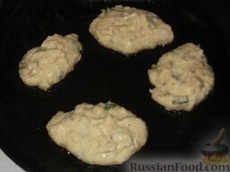 Картофельные оладьи с кабачками и зеленью: На сковороде разогреть 1 ст. ложку растительного масла. Выкладывать оладьи. Жарить их на среднем огне 2-3 минуты (до румяной корочки).