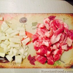 Гуляш из свинины: Мясо и лук нарезать.