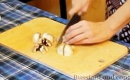 Грибная закуска "А-ля жульен": Нарезаем грибы (я просто разрезаю некрупные шампиньоны на четыре части).