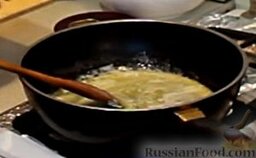 Грибная закуска "А-ля жульен": Сливочное масло растапливаем в сковороде.