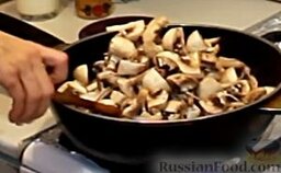 Грибная закуска "А-ля жульен": Добавляем к луку нарезанные грибы.