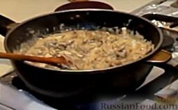 Грибная закуска "А-ля жульен": Тушим грибы в сметане 2-3 минуты.