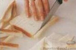Закусочные тосты с креветками: Включить духовку для предварительного разогрева до 120 градусов. С ломтиков хлеба срезать горбушку и разрезать каждый ломтик на 2-4 треугольника. Выложить их на противень и подсушить в духовке в течение 25 минут.