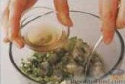 Закусочные тосты с креветками: Переложить креветочную массу в миску, добавить рубленый лук и херес, перемешать, дать настояться в течение 10 минут.