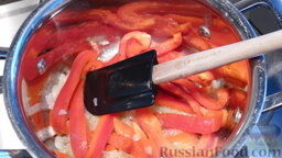 Суп-пюре из паприки: Снять с огня, охладить. В отдельную кастрюлю добавить 500 мл бульона, довести до кипения, посолить и поперчить по вкусу.