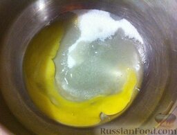 Медовик на сковороде (с черносливом): В отдельной миске соединить яйцо с сахаром.