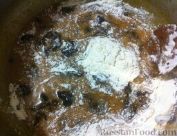 Медовик на сковороде (с черносливом): Постепенно добавлять муку и хорошо перемешивать тесто.